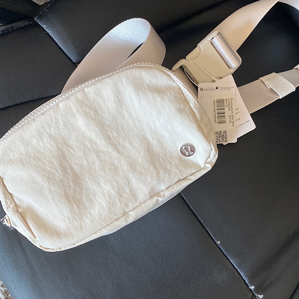 NWT - Lululemon Everywhere Belt Bag